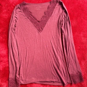 Vinröd långärmad topp med spets - Supermjuk och lätt Intimissimi tröja i vinrött modalkashmir med fina spetsdetaljer. Storlek S. Perfekt för vardag eller fest. Mycket fint skick, inga fläckar eller skador. Frakt ingår ej. Hör av dig vid frågor!