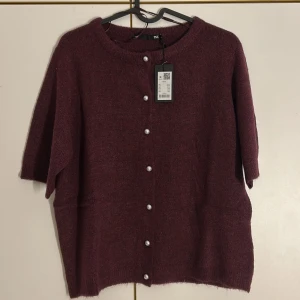 Stickad tröja - Tröja från lager, helt ny med prislapp samt extra knappt medföljer 