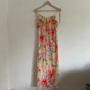 Floral maxi dress - Measurements: — Dress length: 106 cm