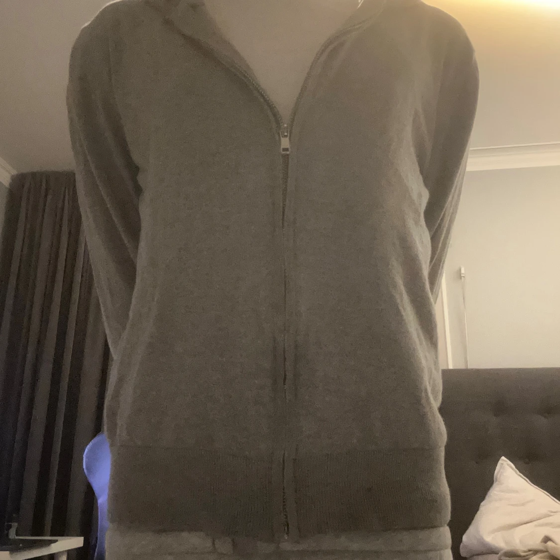 Grå hoodie med dragkedja från Grunt - 2