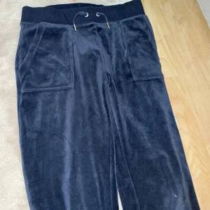 Mörkblå byxor och tröja Juicy Couture - Mörkblå mjukisbyxor och tröja  från Juicy Couture. Använt typ 3 gånger, snygga mjuka och sköna. Passar till allt och säljer för att det inte riktigt är min stil. Jag tog ej så bra bilder för har bajs ljus i mitt rum