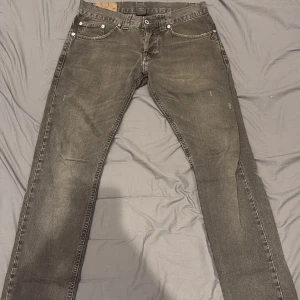 Don dip jeans - Ena sömnen vid högra fickan har gått upp, fickan är fortfarande helt fungerande och det går enkelt att sy ihop om man orkar