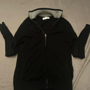 Svart kofta med dragkedja Pier One - Svart kofta från Pier One med hel dragkedja och ribbad grå insida på kragen. Långärmad och i mjukt material, perfekt för lager-på-lager. Enkel och stilren design som funkar till det mesta. Den är rikgtigt fet. Priset går att diskuteras👍