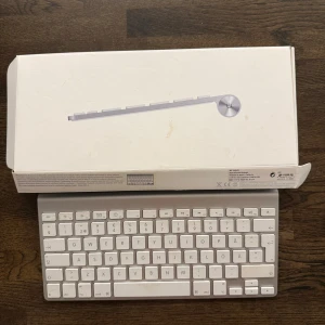 Apple Wireless Keyboard - Snyggt Apple Wireless Keyboard i aluminium med originalkartong. Tangenterna är rena och i gott skick. Svenskt tangentbordslayout.