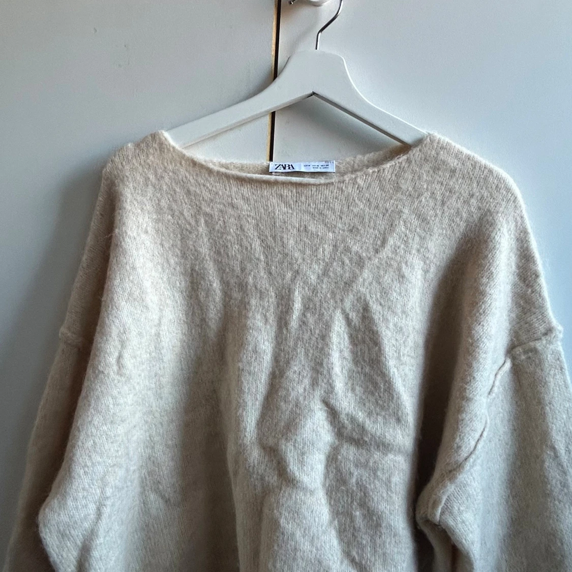 Beige offshoulder stickad tröja Zara