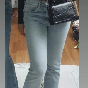 Ljusblå bootcut jeans från Zara - Säljer ett par ljusblå jeans från Zara med bootcut passform och medelhög midja. Tillverkade i relativt stretchigt och mjukt denimtyg som sitter snyggt.