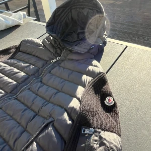 🖤 Moncler Cardigan – Svart, Strl L - Exklusiv svart Moncler cardigan i superbra skick – använd bara några gånger. Mjuk, tung kvalitet som känns lyxig men samtidigt avslappnad. Köptes i vintras, jag ville ha något som funkade både till vardag och lite finare tillfällen. Har bara haft den på några middagar, annars har den mest hängt i garderoben. Passformen sitter perfekt (varken tajt eller för lös) och detaljerna är riktigt välgjorda – ett klassiskt Moncler-plagg för dig som gillar kvalitet och stil
