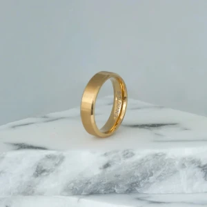 Solis Ring - ✔ Material: 316L Rostfritt stål med guldfinish ✔ Bredd: 6mm ✔ Design: Borstad yta med polerade kanter ✔ Insida: Polerad för maximal komfort ✔ Egenskaper: Slitstark, rostbeständig & hypoallergen.    OBS‼️‼️ BETALNING SKER VIA ENVICTUS HEMSIDA!!🤩