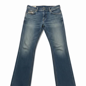 Diesel zatiny jeans  - Tjenare, har ett par diesel zatiny jeans, de är en rakare modell. Storleken är 33 32, men hade personligen sagt att de sitter lite mer som en 34 i längd de är en rätt lång modell. Skicket är 8,5/10 inga defekter. Ifall du har några flera frågor eller funderingar är de bara o skriva👍