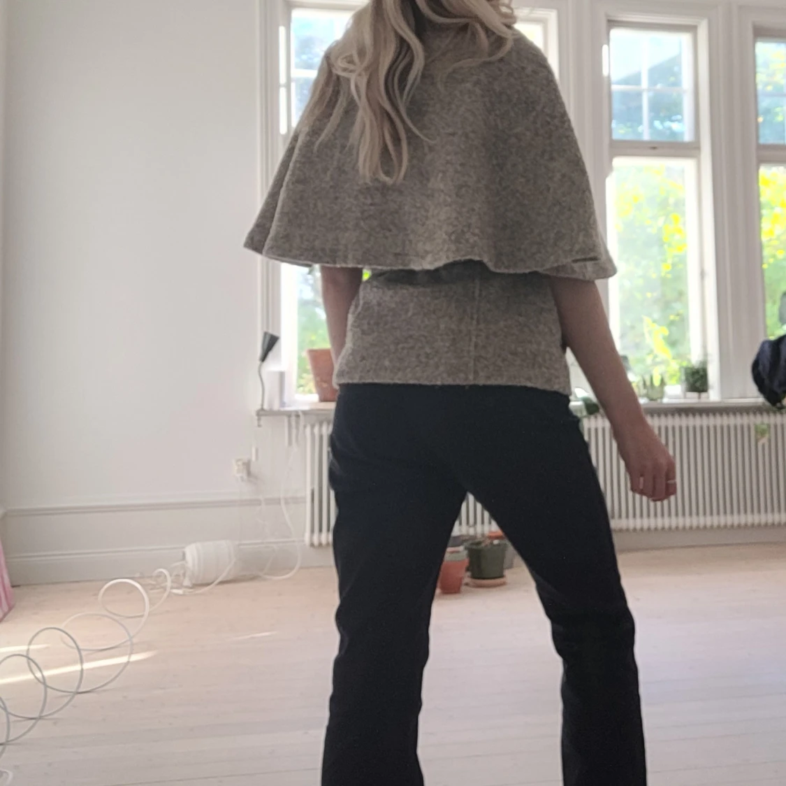 Grå cape med bälte och knappar - 1