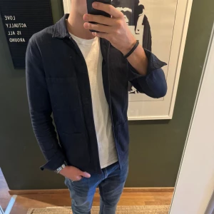 A days March overshirt  - Säljer nu en overshirt i väldigt fint skick och knappt använd. Den är i storlek S men passar även dig som har M. Modellen är 182 cm lång. Skriv vid minsta fråga💯