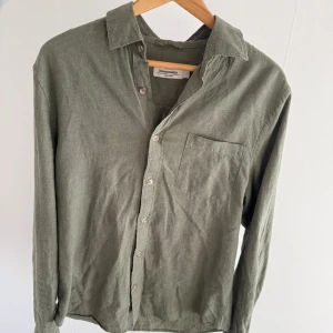 Khaki linneskjorta  - Snygg olivgrön skjorta från Dressmann i en skön blandning av linne och bomull. Den är i bra skick och nypris ligger på 700kr. Bara att skriva vid funderingar mvh Liam😁
