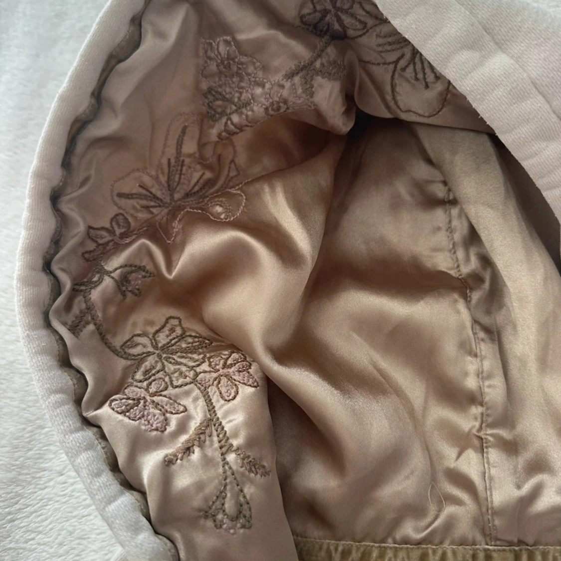 Krämvit hoodie från Freespirit med broderi - 3