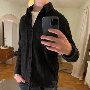 Dobber Overshirt svart  - Säljer denna sjukt snygga Overshirten från Dobber⭐️ Färgen är svart och storleken är M✅ Den har inga defekter och skicket är utomordentligt🙌🤝 Sjukt najs passform och passar perfekt till hösten🍁🙌 Tveka inte på att höra av er dig vid minsta fråga eller fundering😊