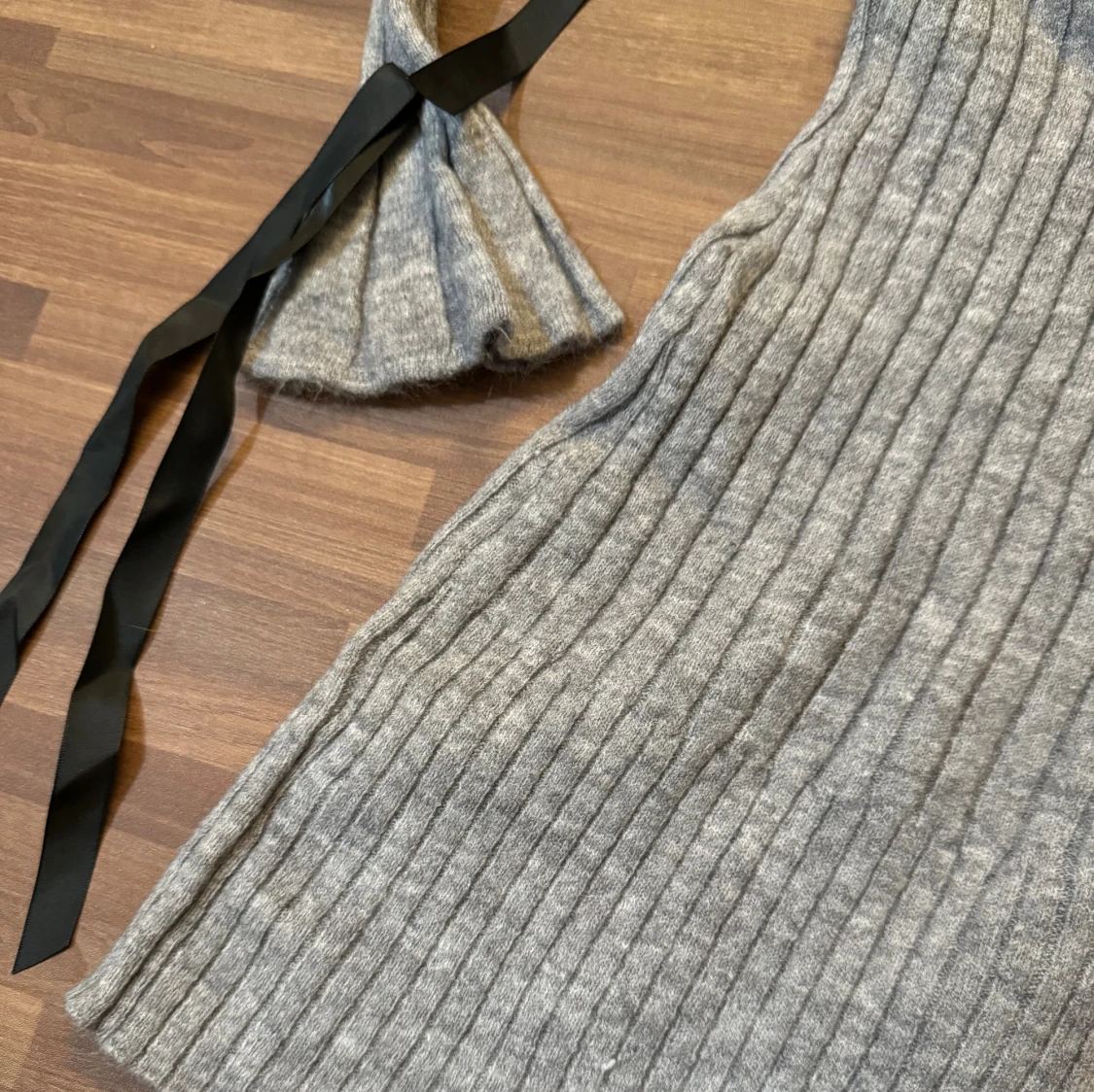 Grå ribbad offshoulder klänning - 2