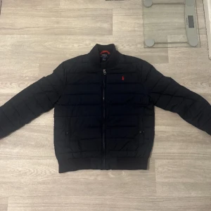 Marinblã jacka Polo Ralph Lauren - Säljer min marin blå polo Ralph lauren jacka på grund jag har ingen användning. Den är storlek xs passar för dig som är 160-170cm lång. Säljer den för 450kr pris gå att diskuteras såklart. Skriv till mig vid minsta lilla funderingar 