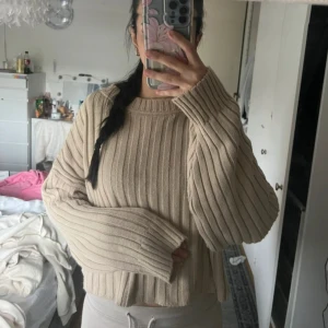 Stickad tröja från madlady  - Säljer en beige ribbstickad tröja från madlady med extra vida, långa ärmar. 