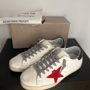 Golden Goose med röd stjärna - Säljer dessa feta Golden Goose | Storlek 45 passar även 44 | Skick 8/10 | nästan nyskick | priset kan diskuteras vid snabb affär | Låda finns | skicka dm vid frågor