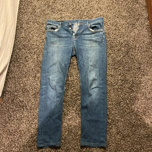  jeans  J.Lindeberg, 30/32 - Snygga blå jeans från J.Lindeberg i storlek 30/32. Jag säljer nu dessa par av feta jeans. Väldigt sköna med tanke på cashmere denim och kostar typ 2000kr nya cirka nått sånt. Bra pris och bra jeans jag rekommenderar 👍kan gå ner från 367 till 300 vid snabb förhandling 