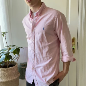 Ralph Lauren skjorta  - Ralph Lauren skjorta L slim fit, inga defekter! Modellen är 180,75 kg. Riktigt skön skjorta som passar till allt! 👔 Kom med frågor, löser gärna bundle deals ☺️