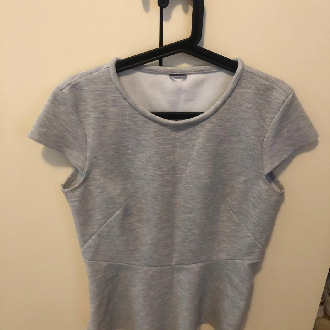 Ljusgrå kortärmad topp