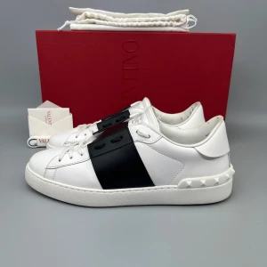 Valentino Open Sneaker Svart - • The shoes have only been worn a few times and are in like-new condition  • Size: 40 (fits 40.5–41)  • Color: Black  • Retail price: 7280 SEK / 590€  • Box, dustbag, new laces & valentino card included