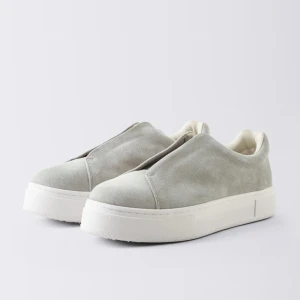 Grå mockasneakers från Eytys - Snygga sneakers från Eytys i ljusgrå mocka med vit platåsula och minimalistisk design. Skorna har en dold resår framtill och en lila detalj baktill. Helt nya och därmed aldrig använda, skolåda följs med🤩