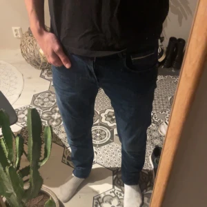 Säljer ett par replay jeans - Dom är nästa oanvända köpte dom och sen har dom bara legat så vill bli av med dom. Det är W30 L34 på jeansen. Jag är en 186 så du vet ungefär lite hur långa dom är