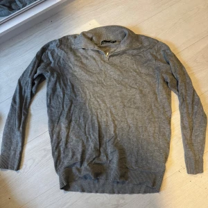 Grå Half zip  - Grå half zip från lager 157. Storlek S, använd ett par gånger. Lite nopprig 