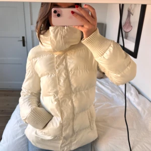 Vinterjacka!  - Snygg vinterjacka! Fint skick men har såklart små skavanker som en vit jacka lätt kan få men inget som påverkar helhetsintrycket 