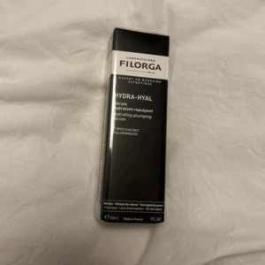 Filorga Hydra-Hyal serum 30ml - Filorga Hydra-Hyal är ett återfuktande och plumpande serum med hyaluronsyra. Kommer i en svart och vit förpackning, 30 ml. Perfekt för dig som vill boosta huden med fukt och få en fräsch glow.