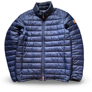 Save The Duck jacka  - Hej! Säljer nu min jacka från märket Save The Duck, storlek M, bra skick. Tveka inte på att höra av dig om du har frågor eller funderingar kring jackan!