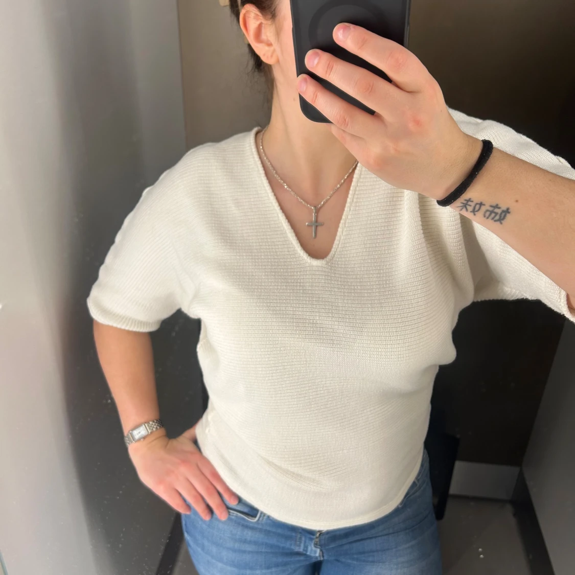 Vit ribbad topp med v-ringning - 3