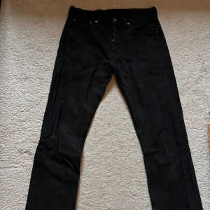 Levis 501 jeans - Tjena! Säljer nu dessa sköna Levis 501! De är i storlek 31-32 men kan i mitt tyckte vara små i storleken.