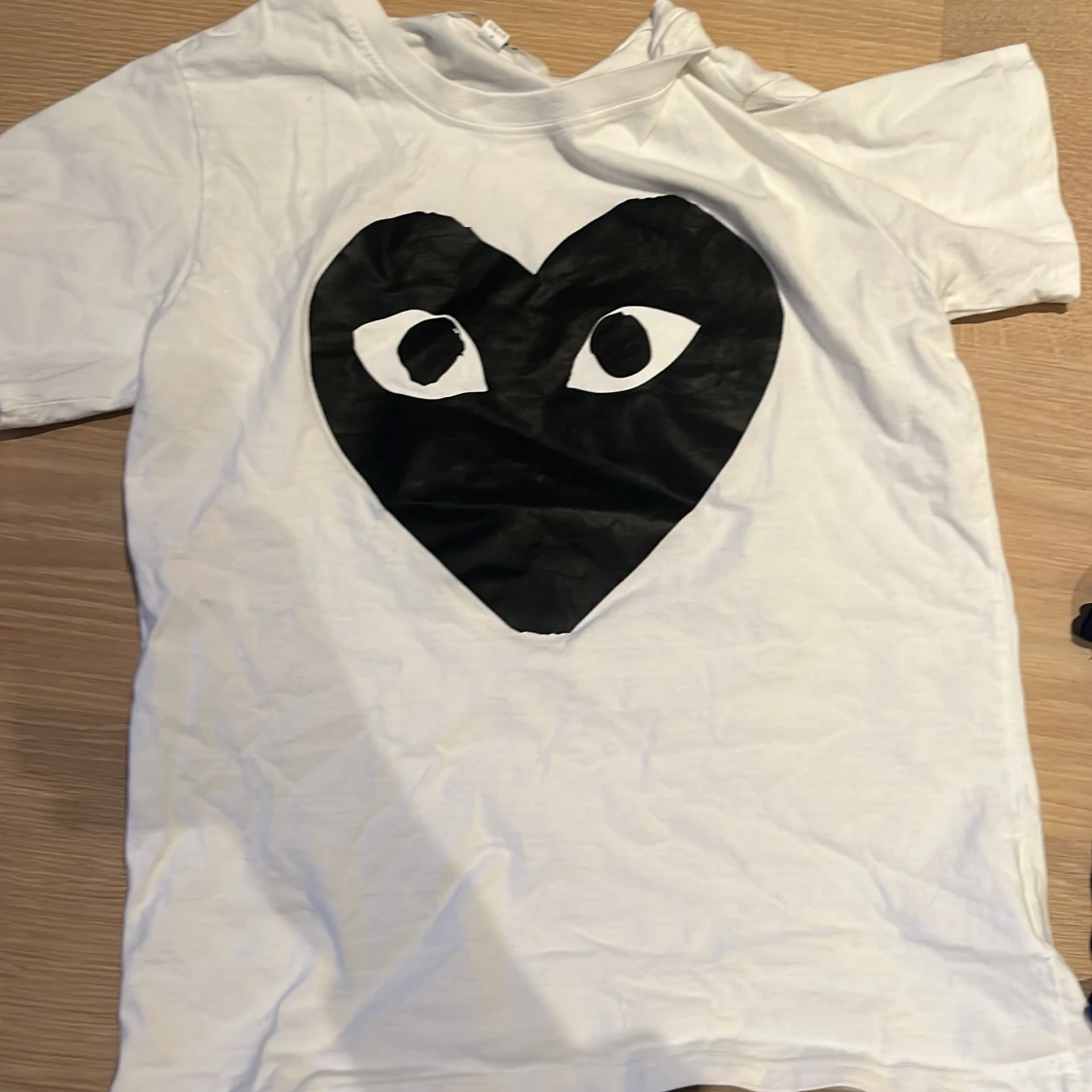 Vit t-shirt med svart hjärta från Comme des Garçons