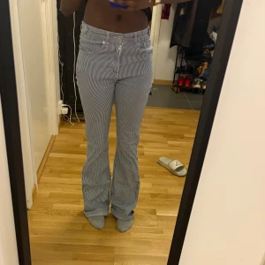 Randiga bootcut jeans Pull&Bear - Säljer ett par snygga bootcut jeans med vit och blå smalrandigt mönster. Storlek 38 men passar mig fint som bär vanligtvis 36🌸väldigt långa på mig som är 1,67!!