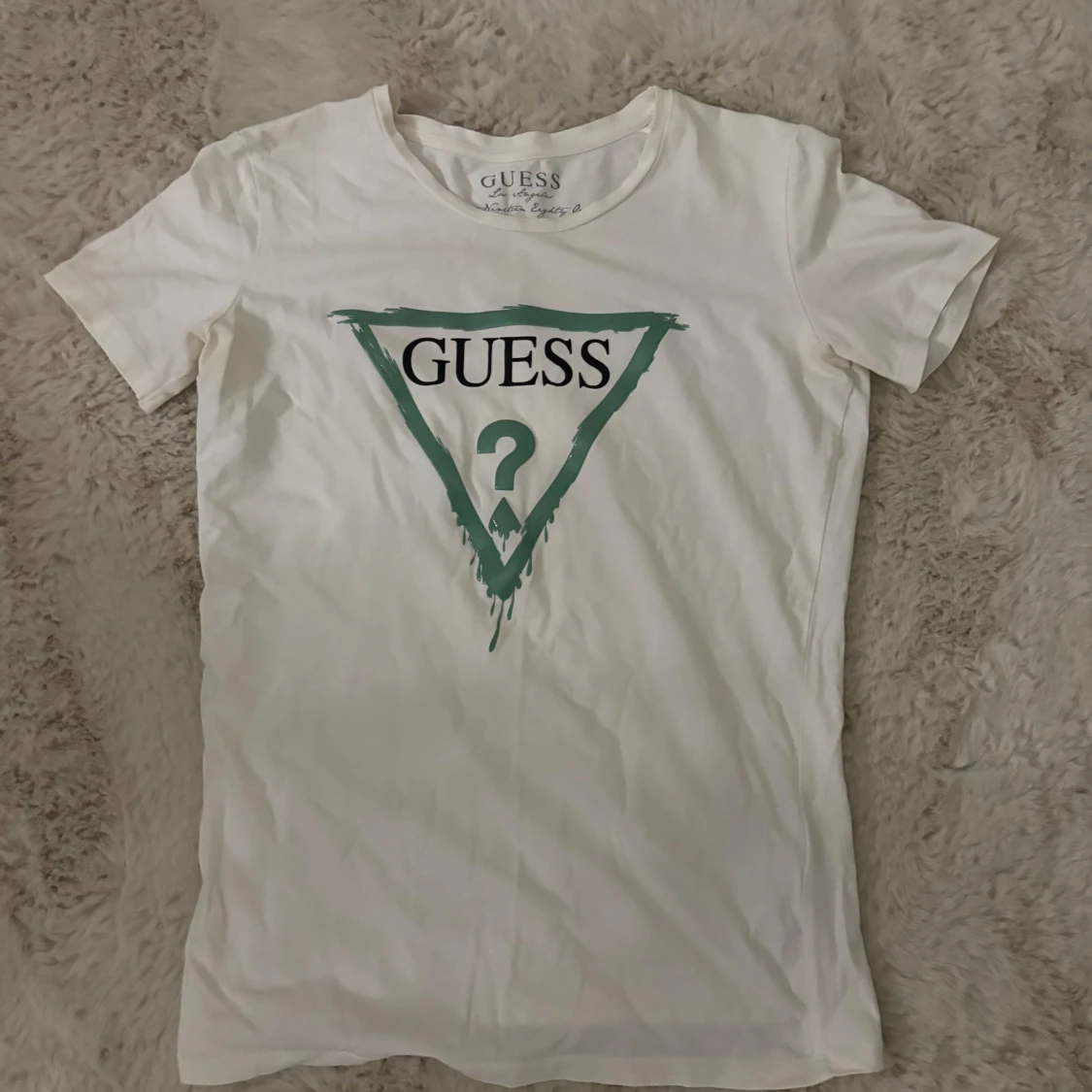 Vit t-shirt från Guess med logga