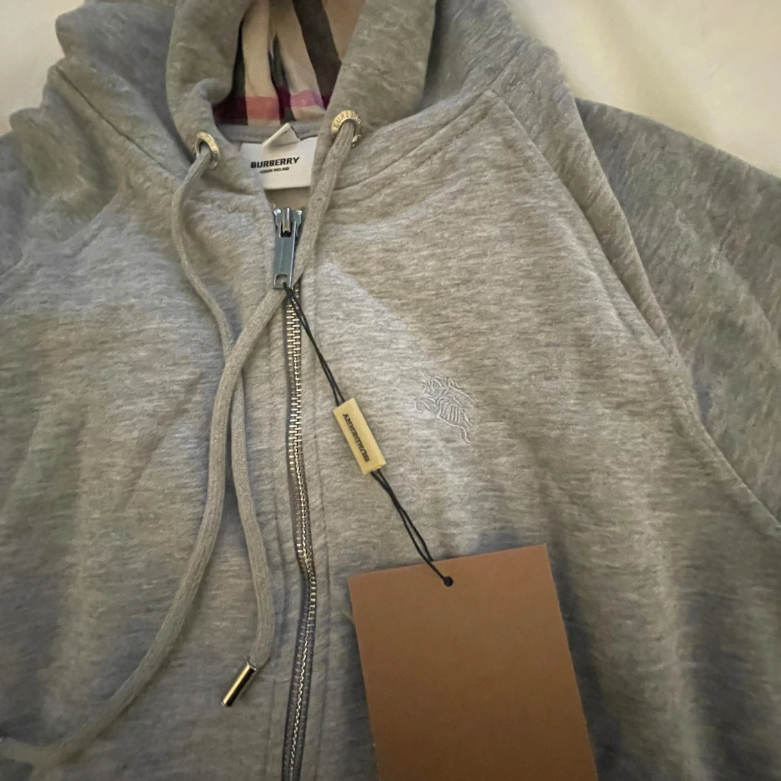 Grå hoodie med dragkedja från Burberry - 1