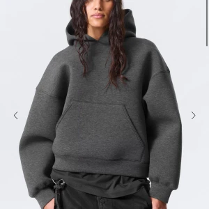 Mörkgrå oversized hoodie med huva - HELT NYTT SKICK!  - Säljer en mörkgrå oversized hoodie med stor huva och magficka. Tröjan har långa ärmar och en loose passform som ger en chill och avslappnad vibe. Perfekt för dig som gillar streetwear och vill ha något bekvämt och snyggt. Helt nytt skick, lappen borta kan därav inte retunera