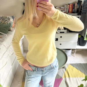 Kashmir tröja - En jättefin ljusgul Kashmir tröja i en så fin gul färg!! Tröjan är köpt i New York och är aldrig använd så superbra skick💛