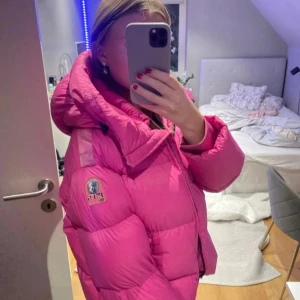 Rosa pufferjacka Parajumpers S - Säljer en riktigt fet rosa pufferjacka från Parajumpers, modell Polar Puffers. Jackan har stor huva, dragkedja framtill och ikonisk patch på ärmen. Perfekt för kalla dagar och sticker verkligen ut med sin starka färg. Storlek S.