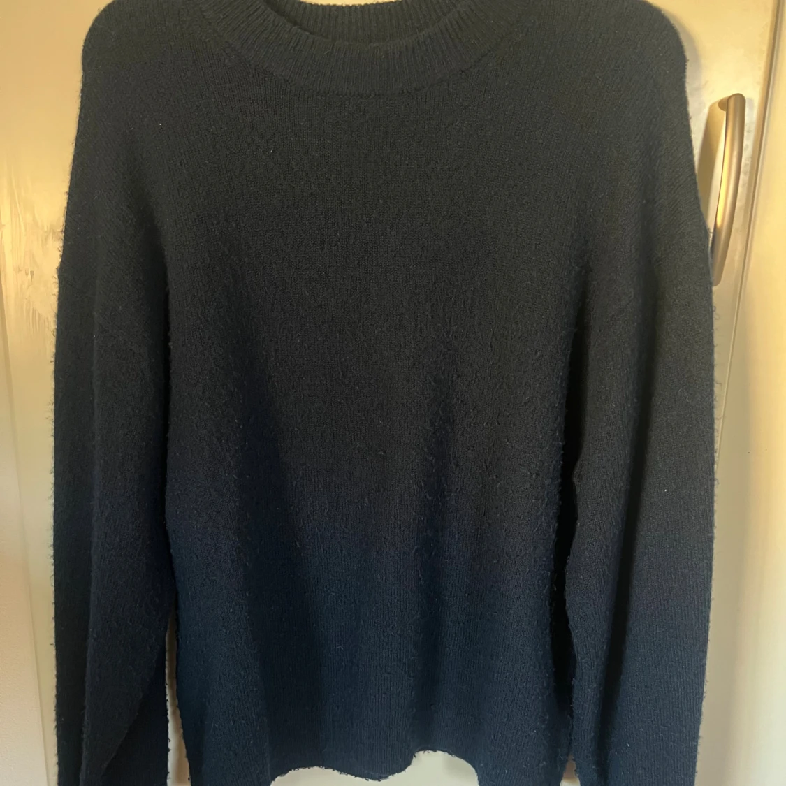 Mörkblå stickad tröja från H&M