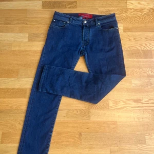 Jacob Cohen Jeans - Ett par Jacob Cohen jeans i mörkblå denim, storlek 34. ✔️ Äkta premiumjeans ✔️ Väldigt fint skick – sparsamt använda ✔️ Slim fit, hög kvalitet och stilren look Nypris över 3 000 kr, säljes billigt 💸                                        (Priset kan sänkas vid snabb och smidig affär)