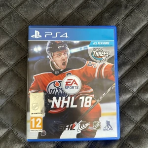 NHL 18 PS4 - NHL 18 till PlayStation 4 i mycket fint skick. Upplev fartfylld hockey med nya NHL Threes-läget och autentiska ligor som SHL och Liiga. Omslag och skiva är i bra skick, inget synligt slitage. Perfekt för hockeyfans och samlare.