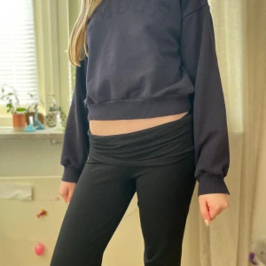 Marinblå Amour tröja  - Marinblå tröja ifrån Gina Tricot med Amour diamanter på bröstet. Storlek 134/140