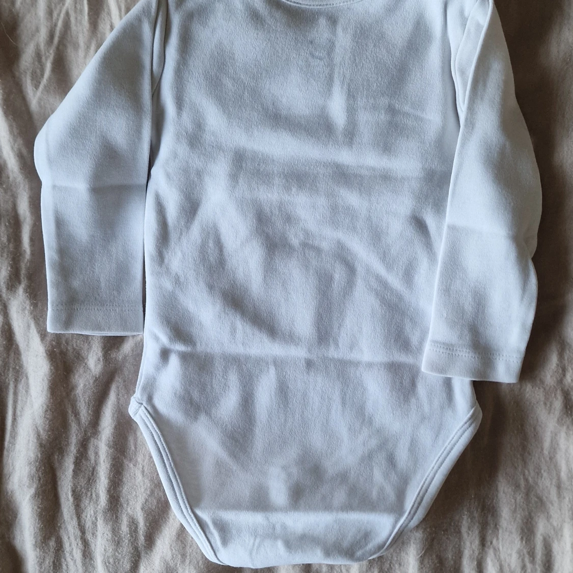 Vit långärmad body i ekologisk bomull - 1