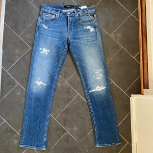 Replay jeans - Raka Replay jeans i storlek W30 L32, modell Grover. Använda enstaka gånger så i mycket fint skick, skriv vid funderingar🙌