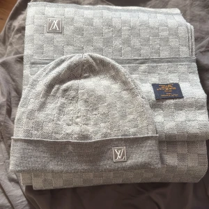 Grå Louis Vuitton mössa och halsduk - Grå LV mössa och Halsduk perfekt nu till vintern för ett bra pris ingen av dom är använda utomhus