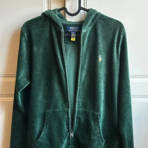 Grön Ralph Lauren Tröja - Perfekt för dig som vill spica upp garderoben lite med något unikt. Passar perfekt ifall du är 155-170 cm lång eftersom att det är L i barnstorlek.