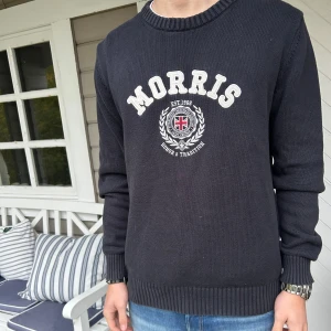 Morris Tröja - Säljer nu min snygga morris tröja för skampris!Använd fåtalet gånger och har inga deffekter över huvud taget! Modellen på bilden är 1,83 och väger 73kg! Hör av dig vid minsta fundering!🤝